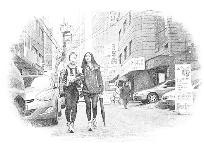 Улица в Южной Корее и две идущие девушки